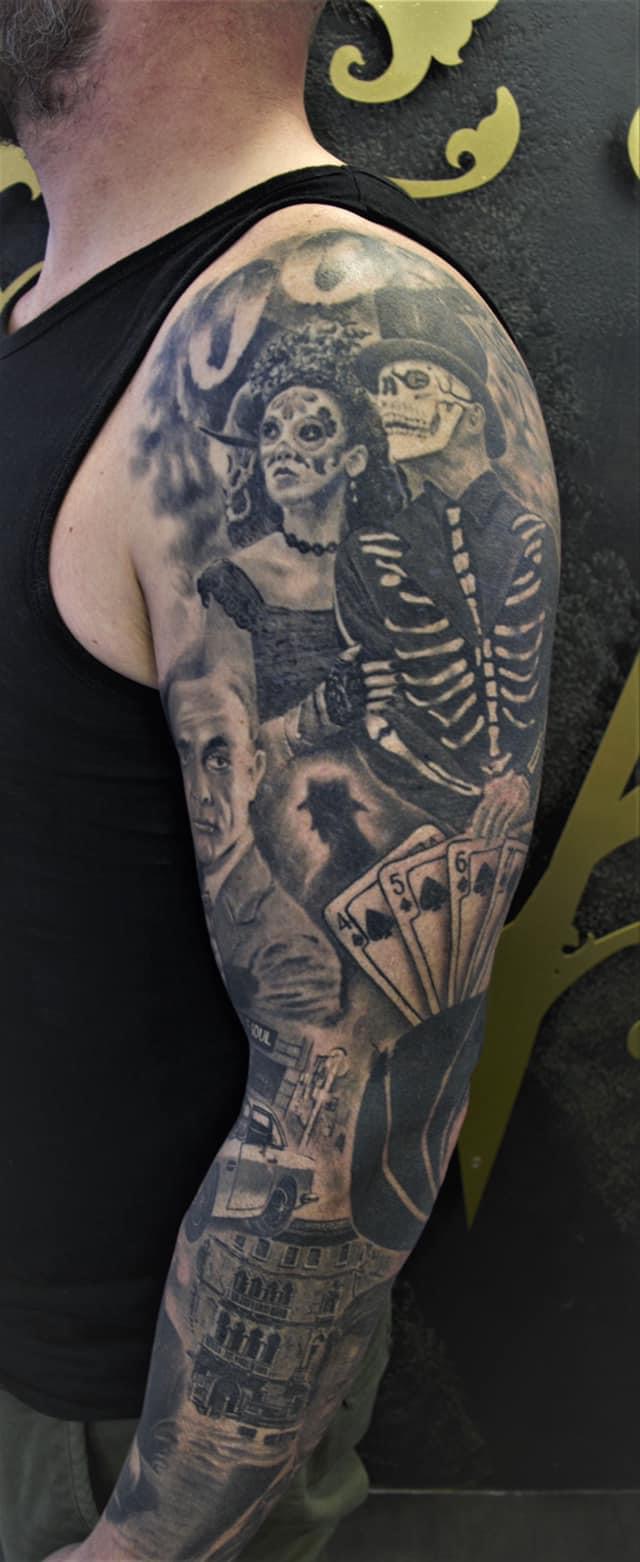 Bond, Baron Samedi és póker kártyák realisztikus sleeve tetoválás