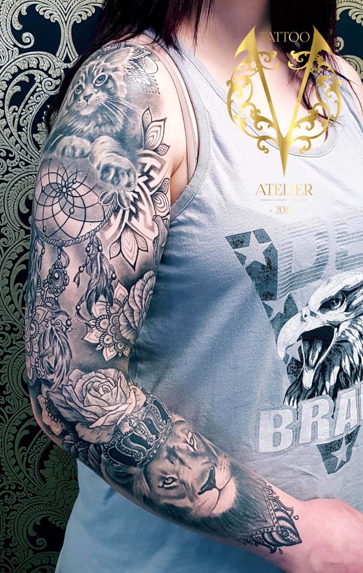 Macska, álomfogó és oroszlán teljes karos sleeve tetoválás