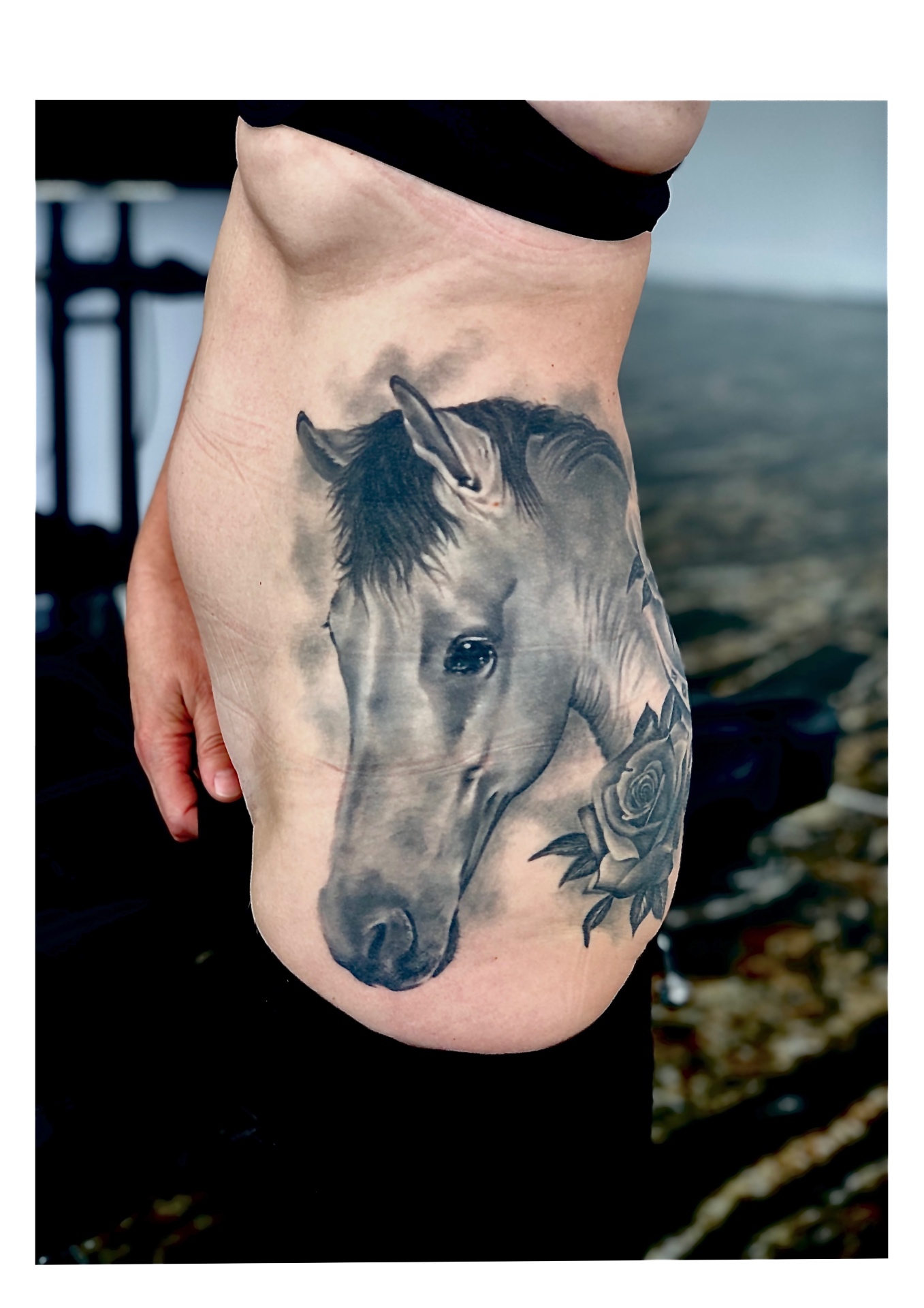 Realisztikus ló rózsával oldalsó tetoválás