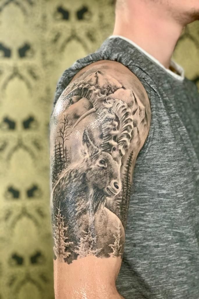 Kőszáli kecske és hegyi táj sleeve tetoválás