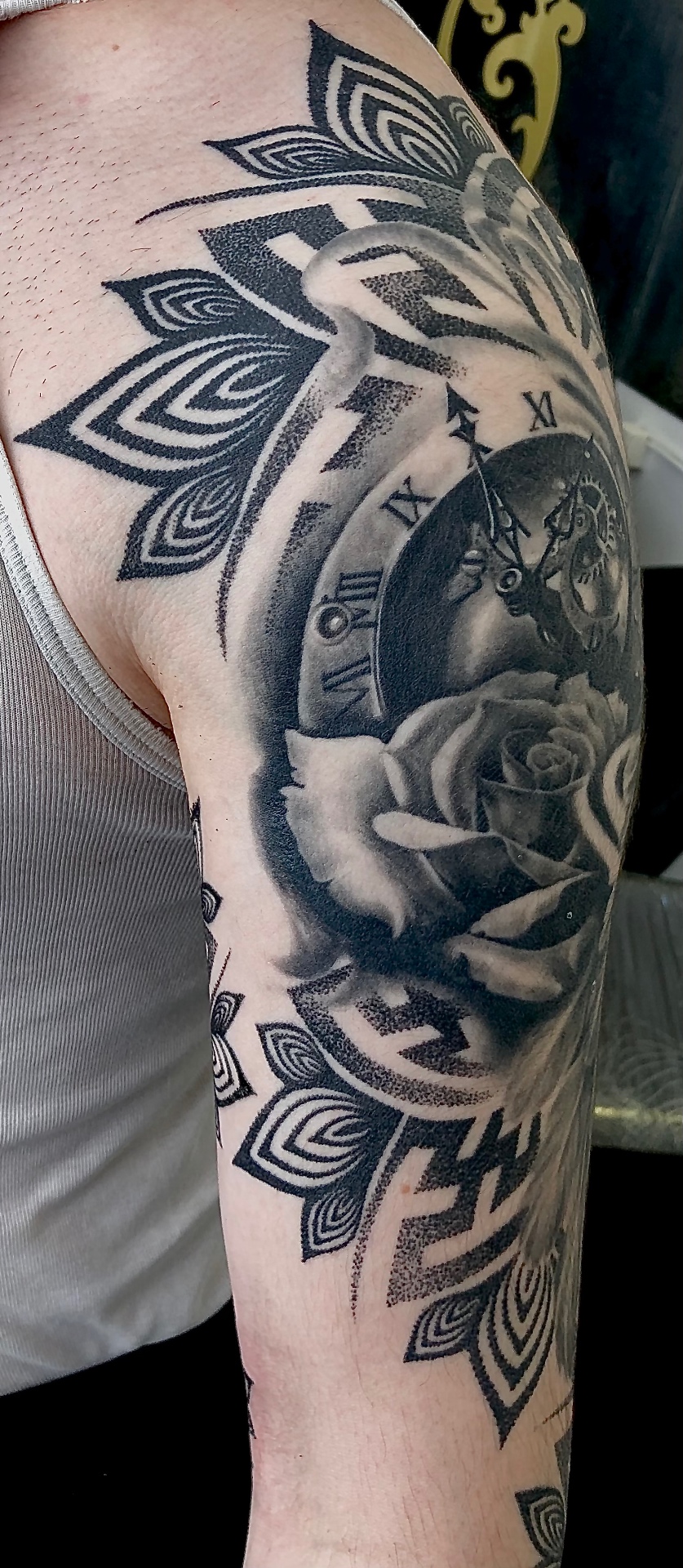 Mandala, zsebóra és rózsa tetoválás vállon