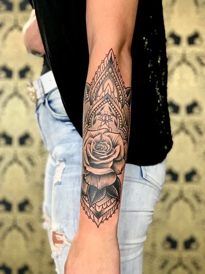 Mandala és rózsa ornamentális alkar sleeve tetoválás