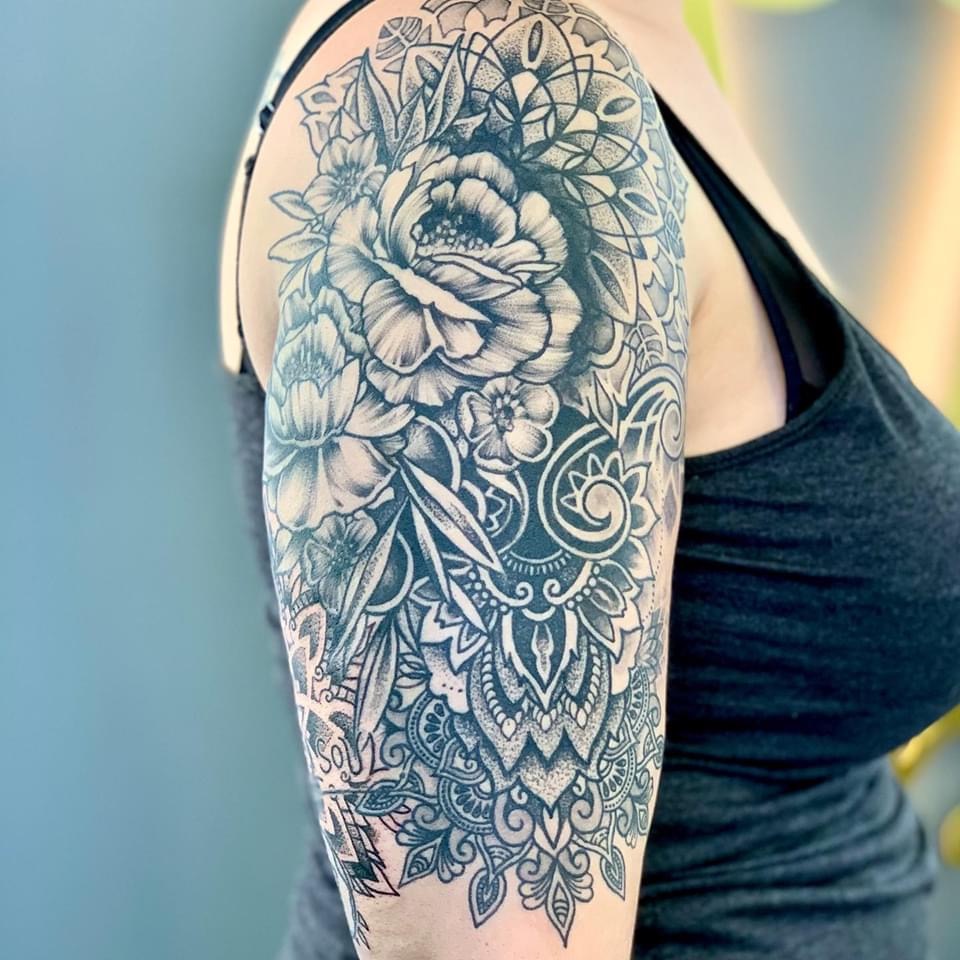 Mandala és virág sleeve tetoválás