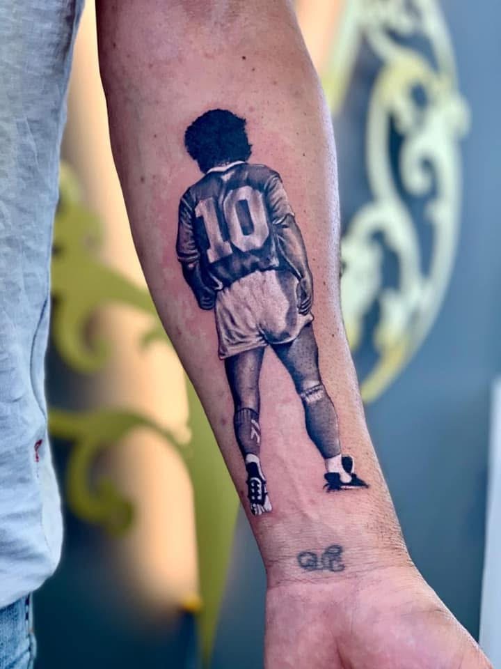 Maradona 10-es realisztikus portré tetoválás alkaron