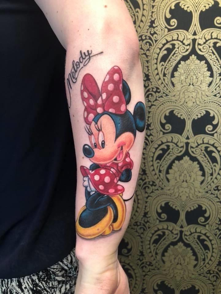 Minnie egér Melody felirattal tetoválás