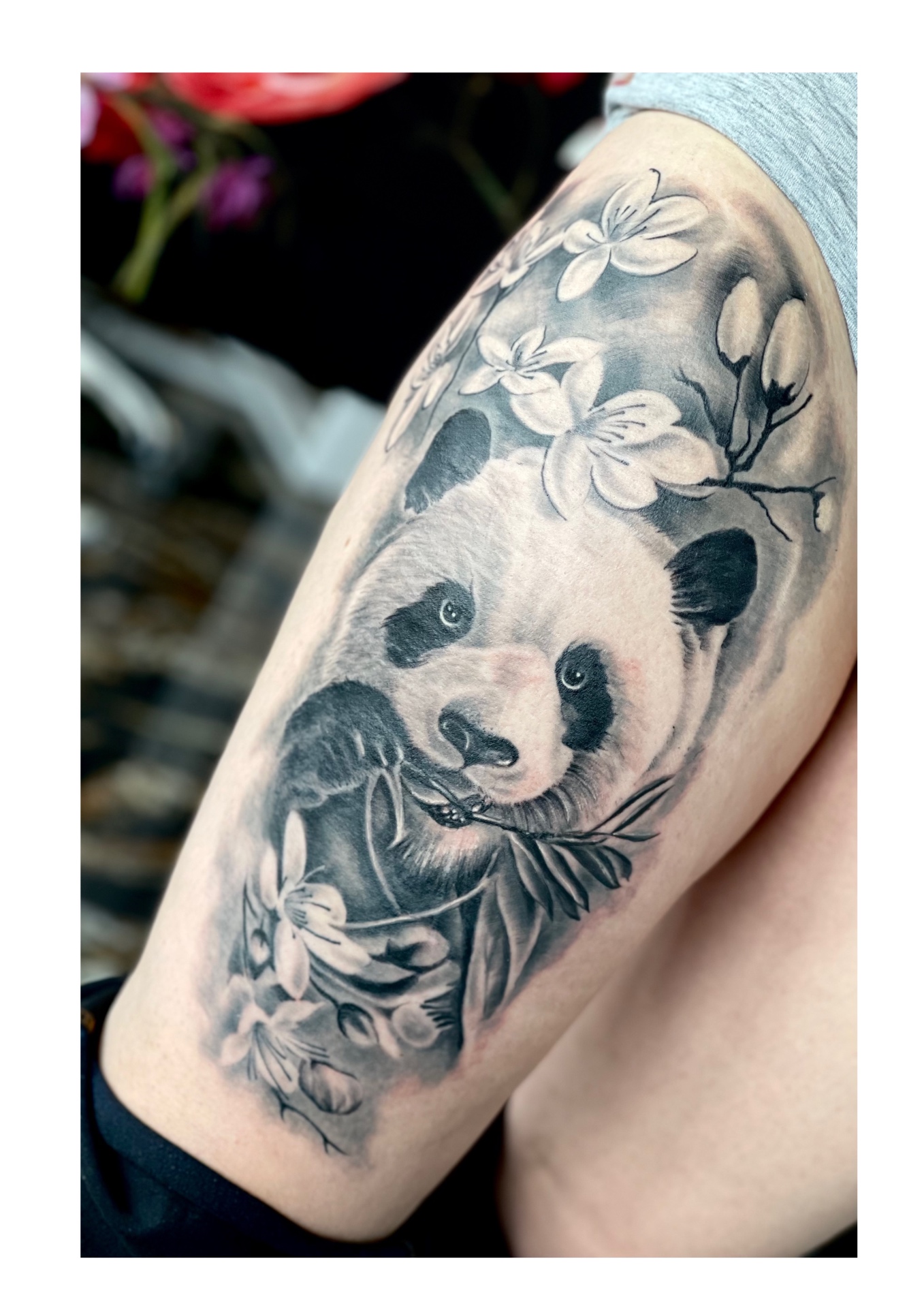 Panda cseresznyevirágokkal tetoválás combon