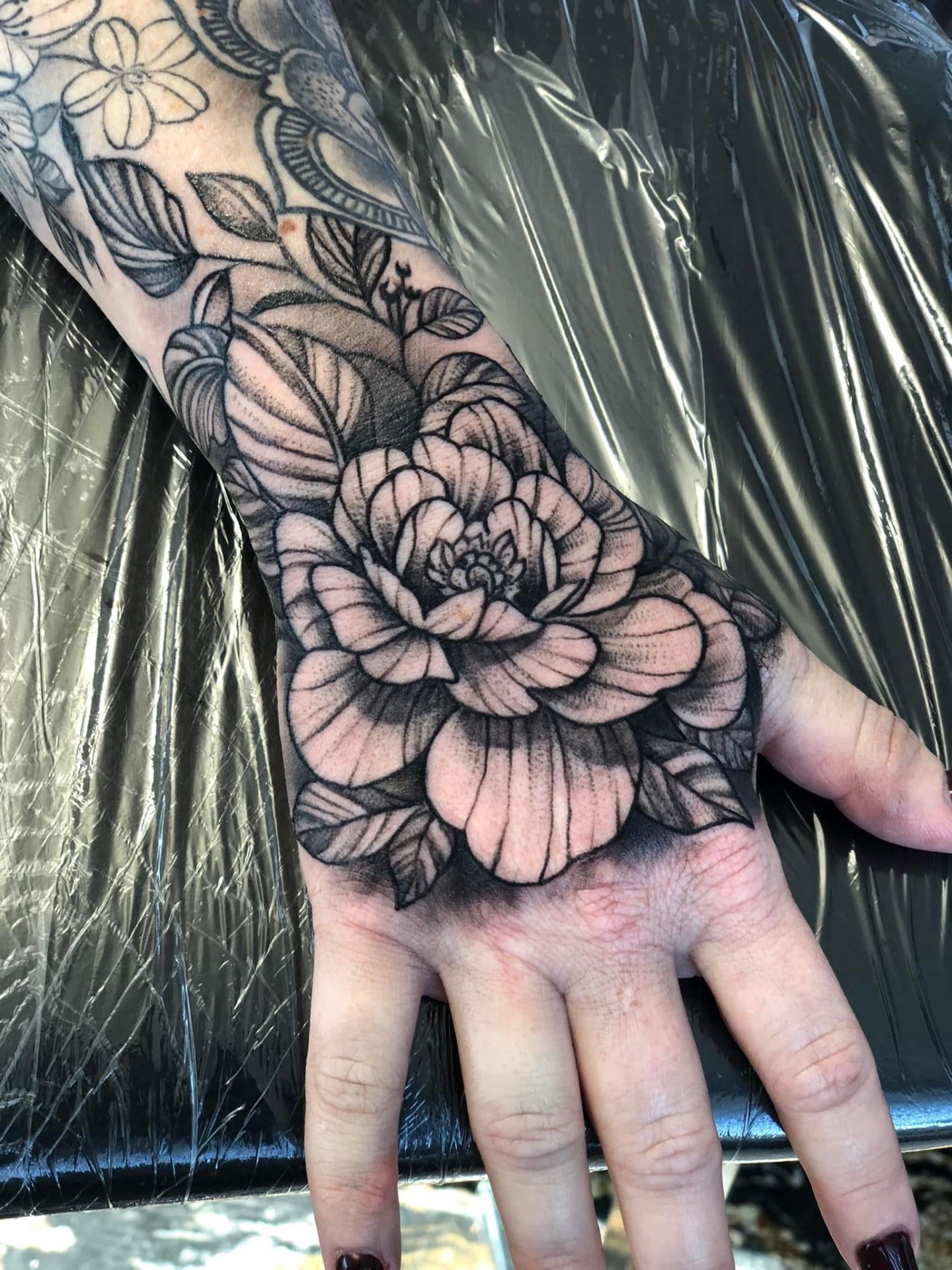 Bazsarózsa dotwork tetoválás kézfejen