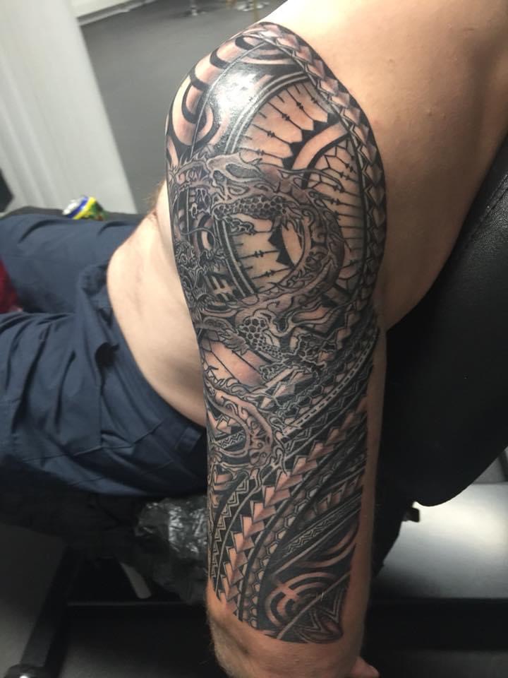 Polinéz mintás sárkány sleeve tetoválás