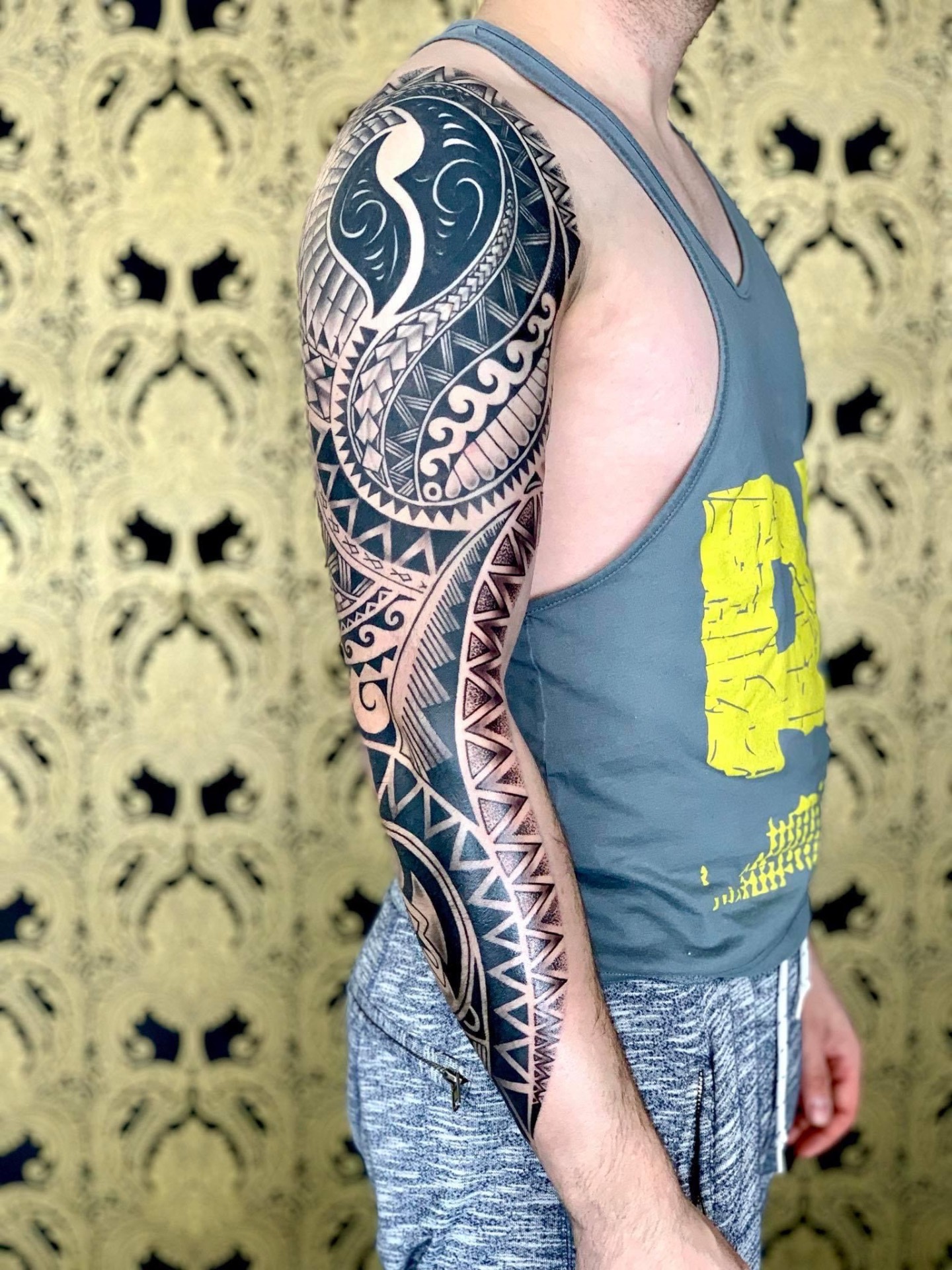 Polinéz tribal teljes karos sleeve tetoválás