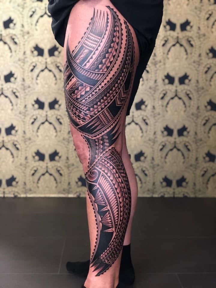 Polinéz tribal teljes lábas tetoválás