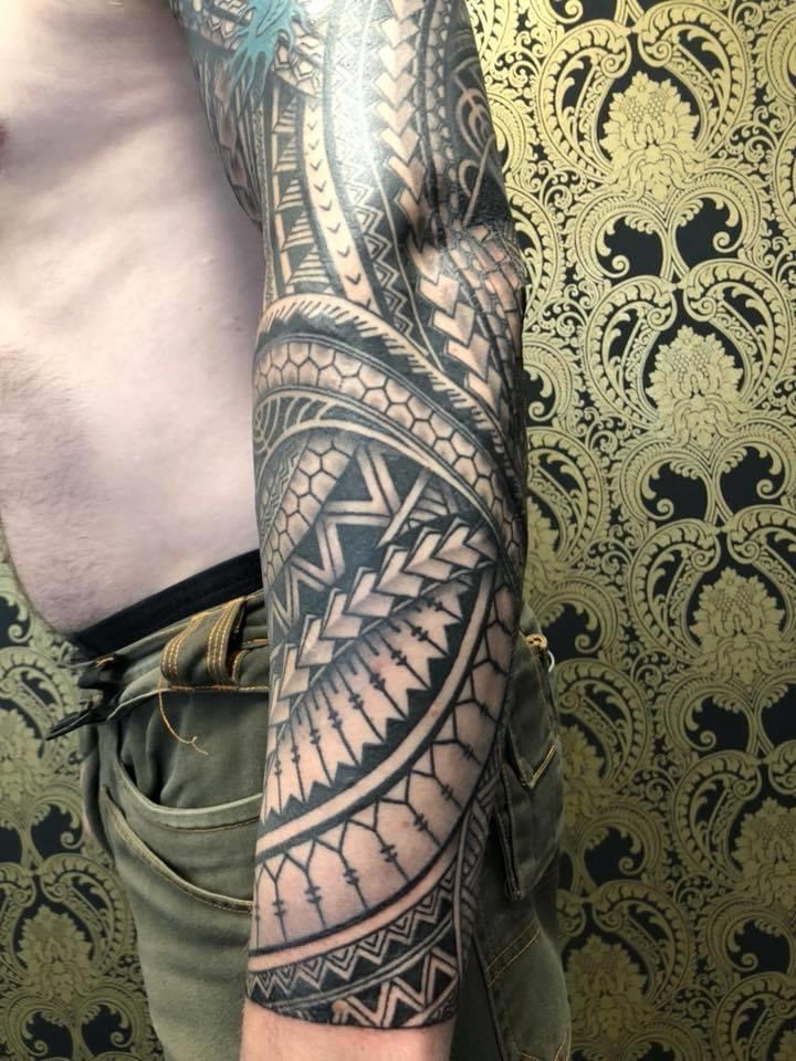 Polinéz mintás teljes karos sleeve tetoválás könyökkel