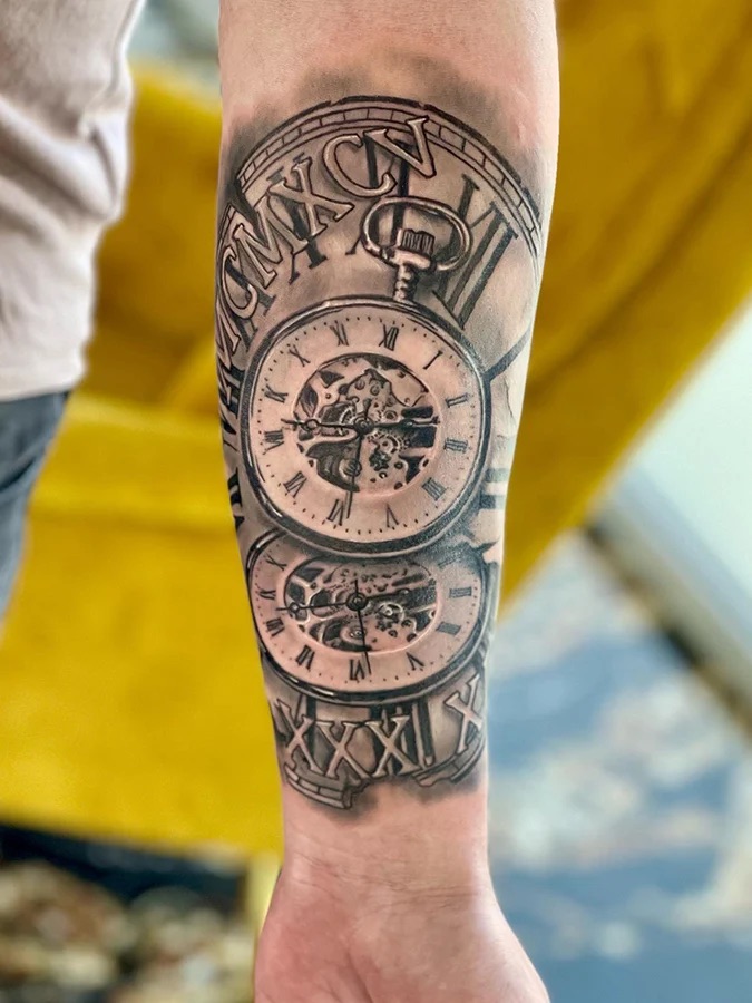 Római számos zsebóra realisztikus alkar sleeve tetoválás