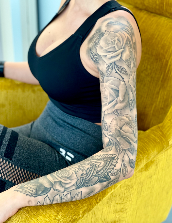 Rózsák és mandala teljes karos női sleeve tetoválás