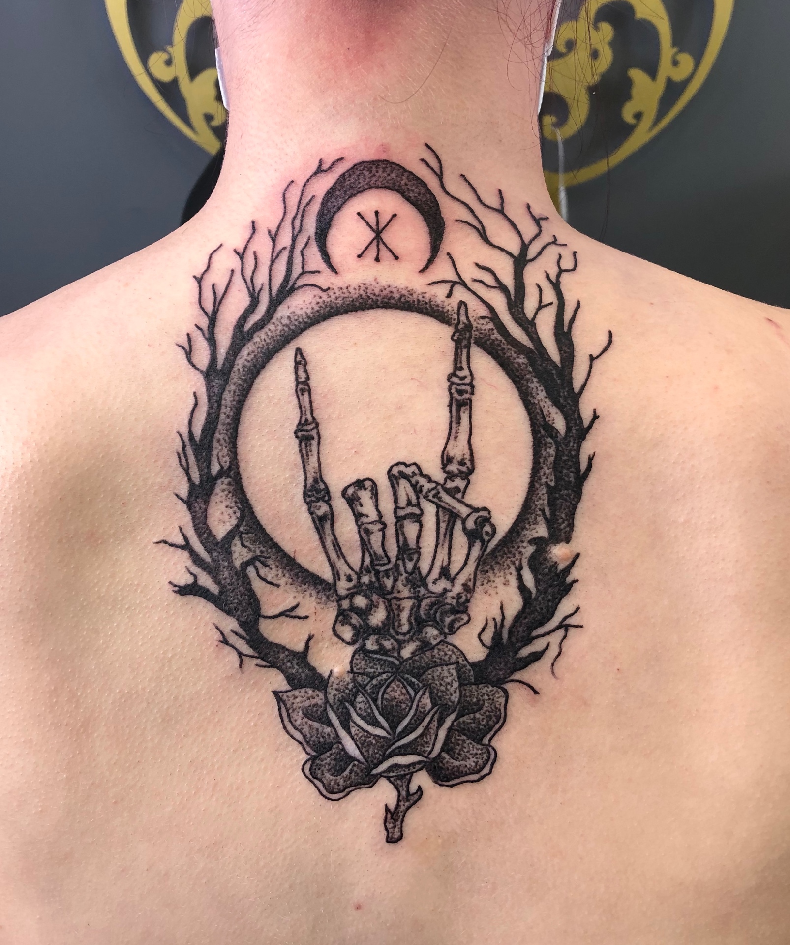 Csontváz kéz dotwork tetoválás háton