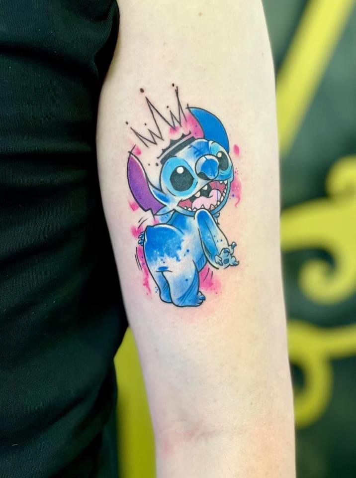 Stitch koronával akvarell tetoválás karon