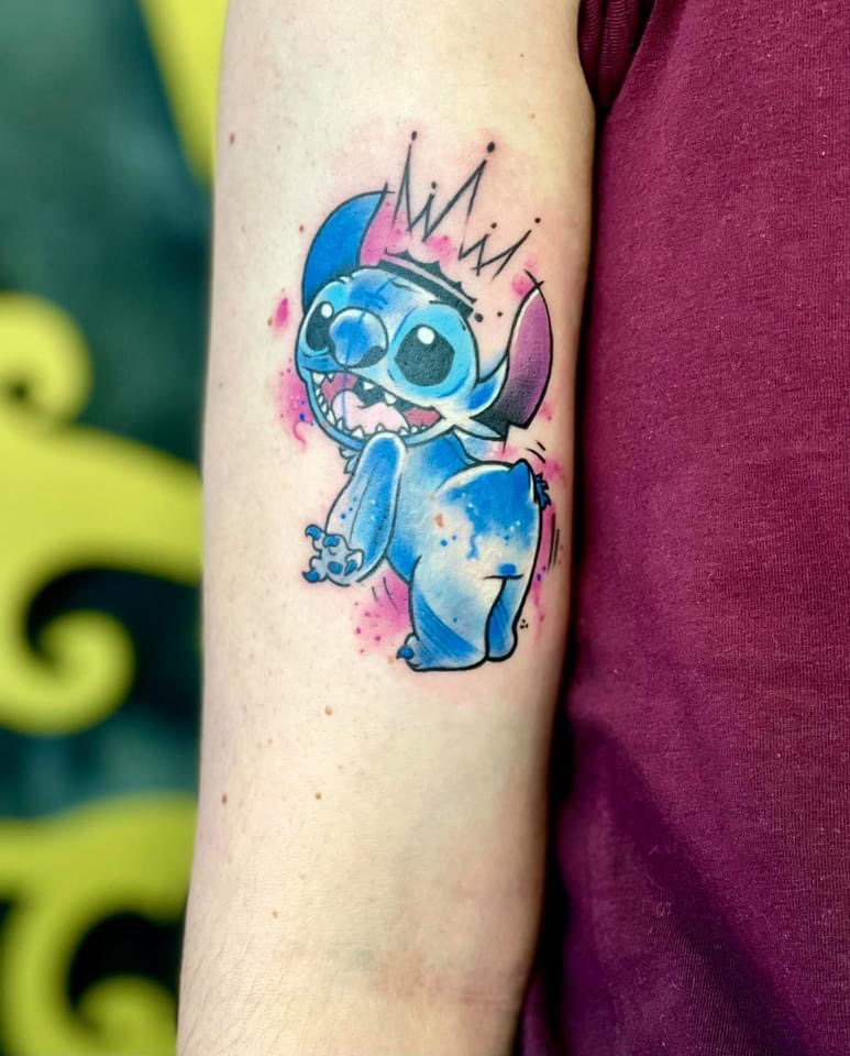 Stitch koronával akvarell tetoválás alkaron