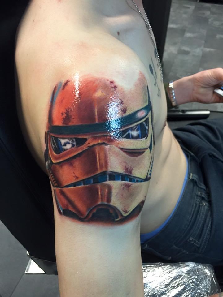 Stormtrooper Star Wars realisztikus színes tetoválás vállon