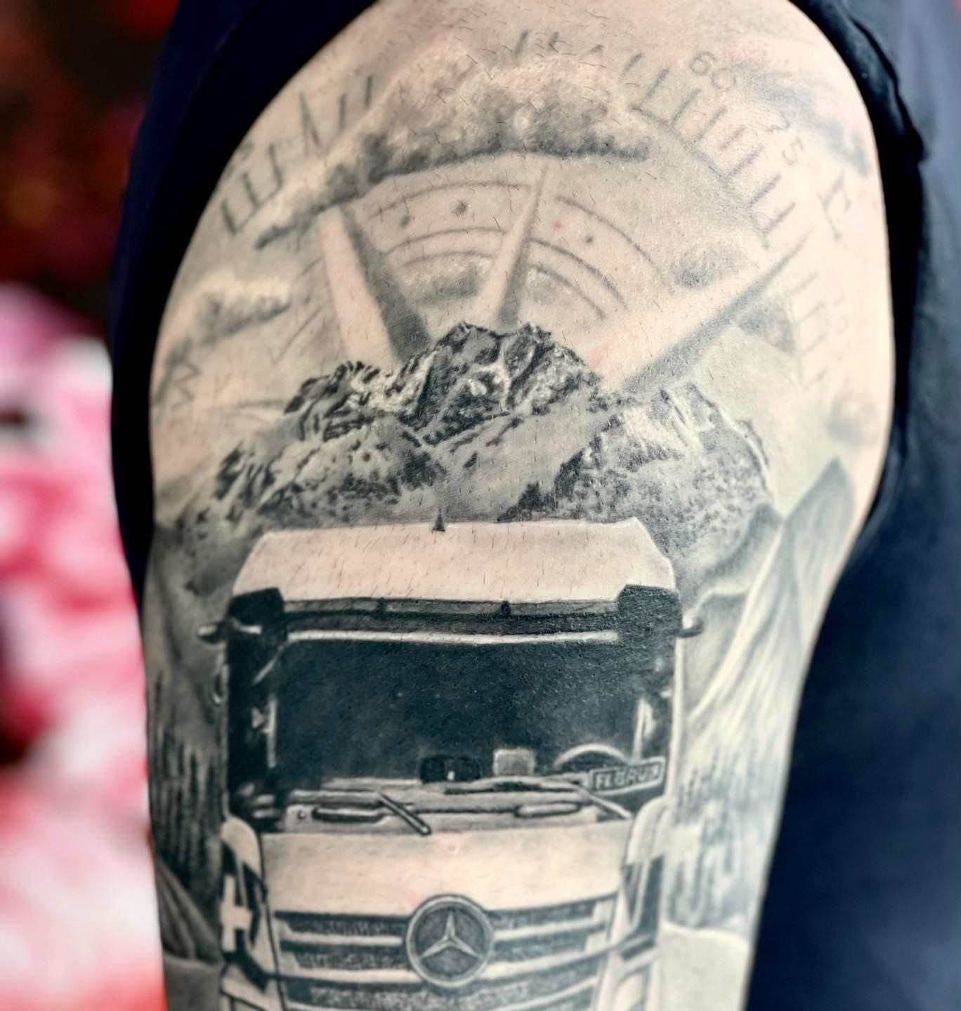 Svájci Mercedes kamion hegyekkel és iránytűvel sleeve tetoválás