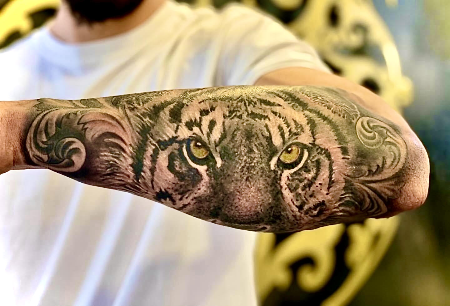 Tigris portré filigrán mintával alkaron