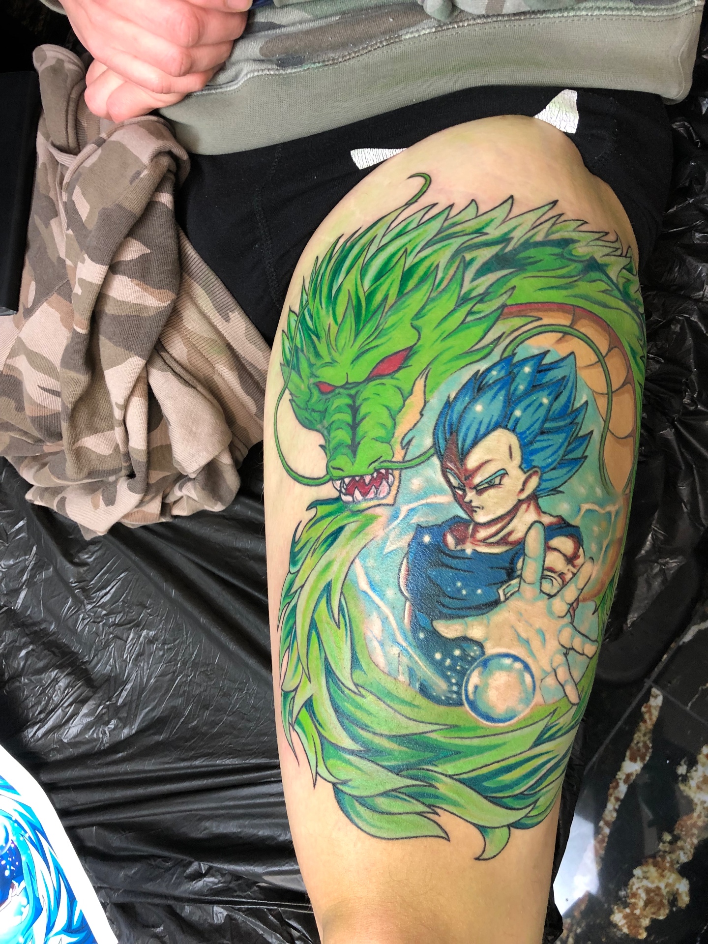 Vegeta és Shenron Dragon Ball tetoválás combon